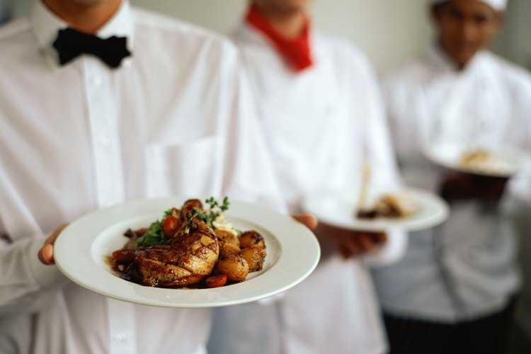 Por mucho, el mayor número de camareros, de acuerdo con el análisis de la oficina, trabajan dentro de los restaurantes de servicio completo.