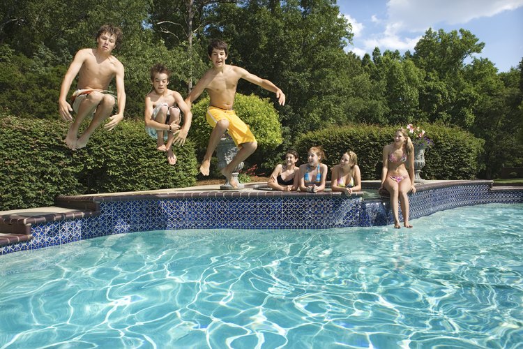 Una piscina puede mejorar unas vacaciones en casa para los adolescentes.