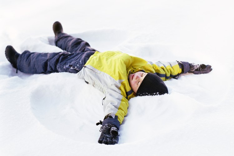 Jugar en la nieve es una manera de pasar el tiempo.