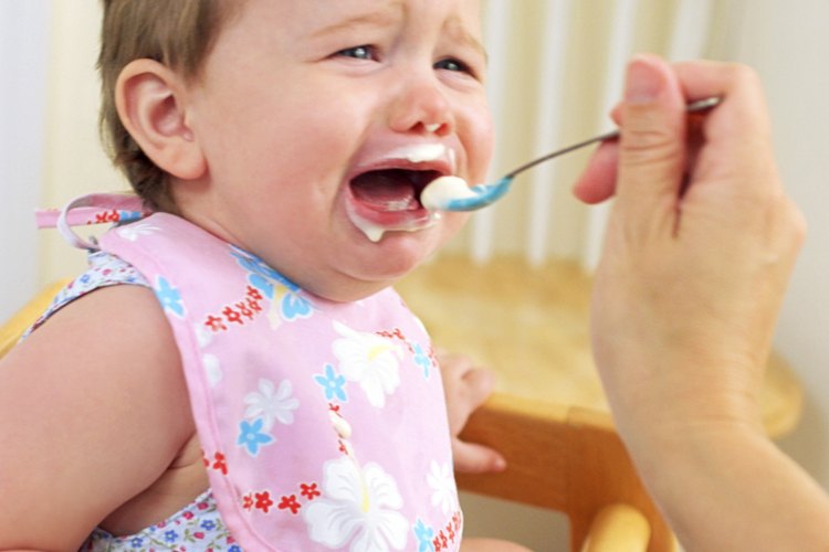 Un bebé con fiebre puede no tener ganas de comer.