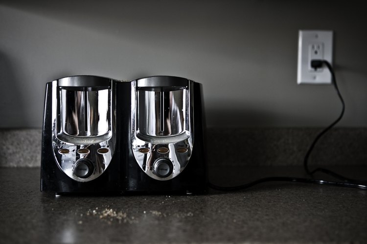 Tus códigos eléctricos locales deben ser la última palabra en la altura, la cantidad y el tipo de enchufes instalados sobre la mesada de tu cocina.