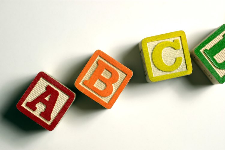 Usa bloques con letras como herramienta manipulativa para ayudar a tus hijos a tocar y reconocer cada letra.