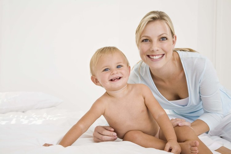 Un niño pequeño con su madre.