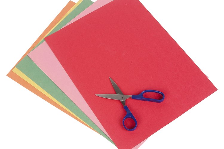 Usa cartulina y cromos para para hacer unas invitaciones de cumpleaños únicas de los Power Rangers.