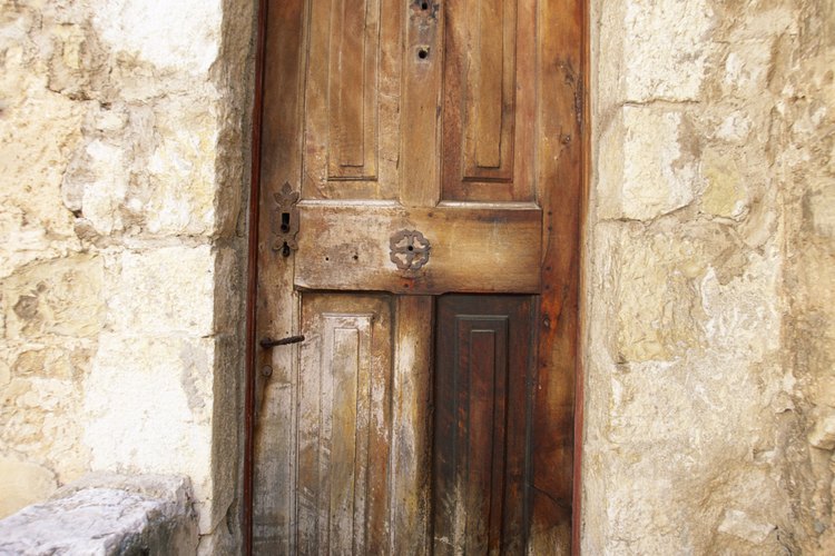 Las viejas puertas se pueden utilizar para hacer divisiones o convertir en muebles.