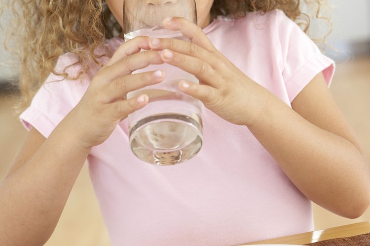 Un vaso alto con agua es una cura común para los niños con hipo.