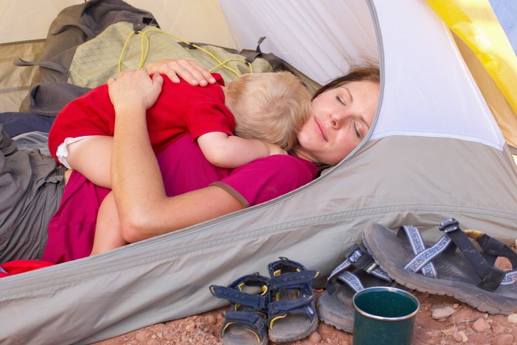 La preparación es la clave para un exitoso viaje de acampada con un niño pequeño.