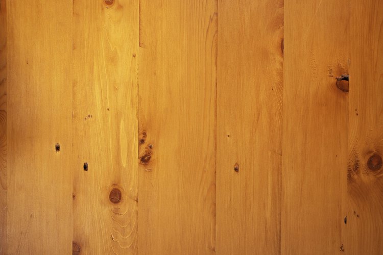 Los pisos de madera pueden ser limpiados fácilmente con una mopa.