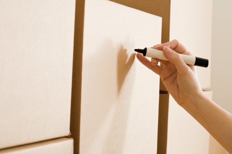 Puedes usar marcadores para borrado en seco para borrar ciertas manchas de marcadores Sharpie.