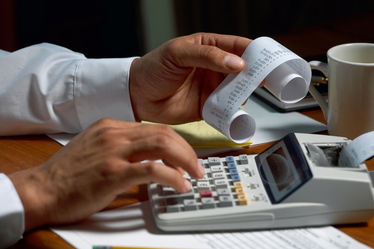 Auditores revisando estados financieros.