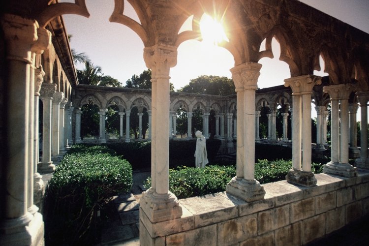 Jardín en un claustro francés en Paradise Island, Bahamas.