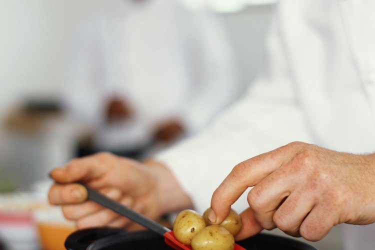 Sancochar las papas hace que se puedan manejar mejor y que se preparen más rápidamente.