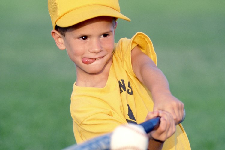 Los niños menores de 4 años de edad son aptos para divertirse practicando deportes simples.