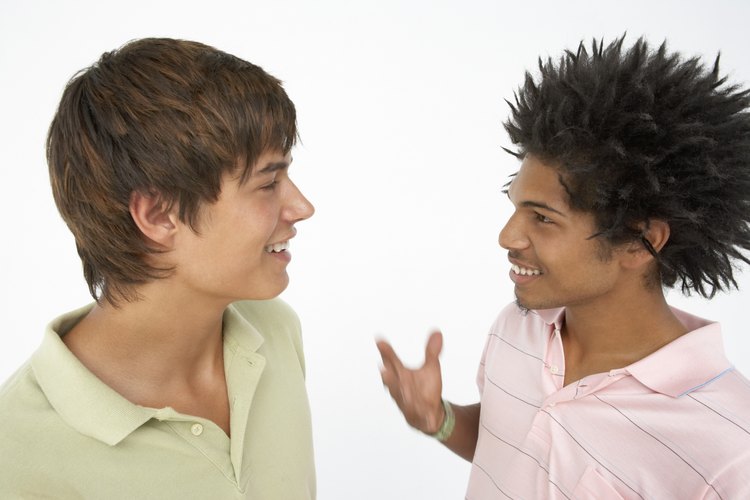 A medida que el adolescente socializa aprende a diferenciar ciertos grupos y a adaptar su lenguaje.