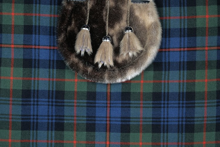 Los hombres visten los "kilts" (típicas faldas escocesas).