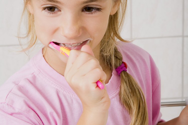 Ayuda a tu hijo a cuidar de sus dientes.