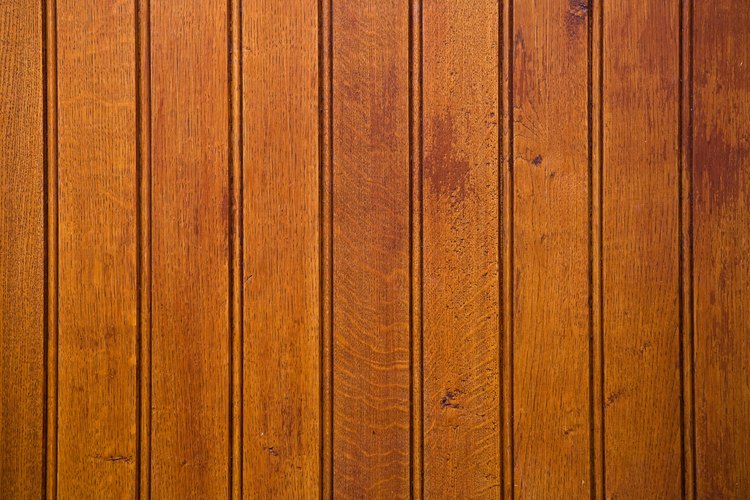 Es posible teñir la madera pálida con un color más rico y oscuro.