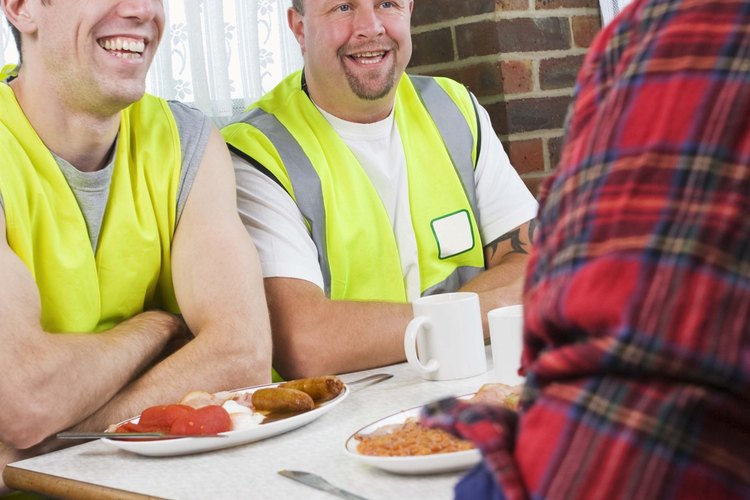 Son responsables de la limpieza y la preparación de los sitios de trabajo para la construcción.
