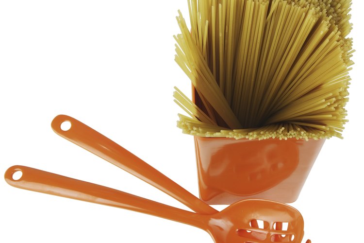 Prepara pasta casera al huevo sin usar ninguna máquina. Prepara la masa manualmente y estira con un palo de amasar.