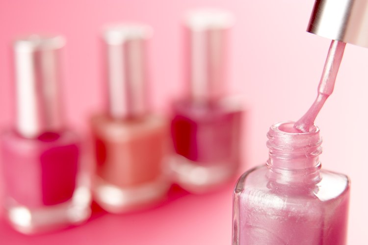 El esmalte de uñas debe gotear libremente del pincel y no debería haber una separación del color.