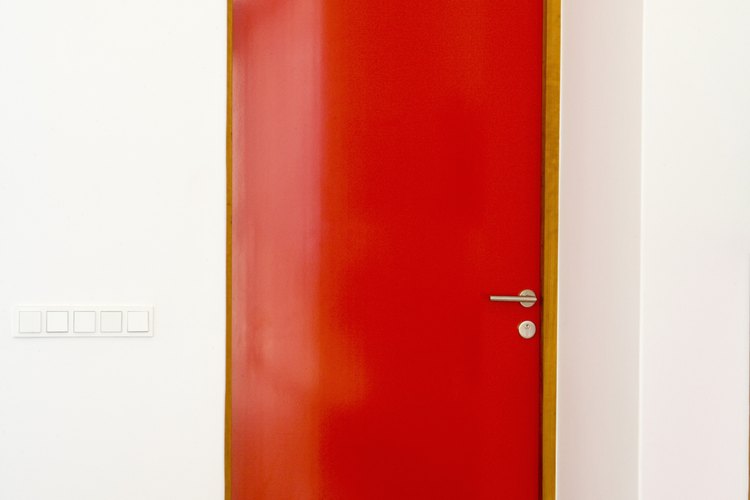 Una puerta con un color brillante genera un foco de interés en un corredor.