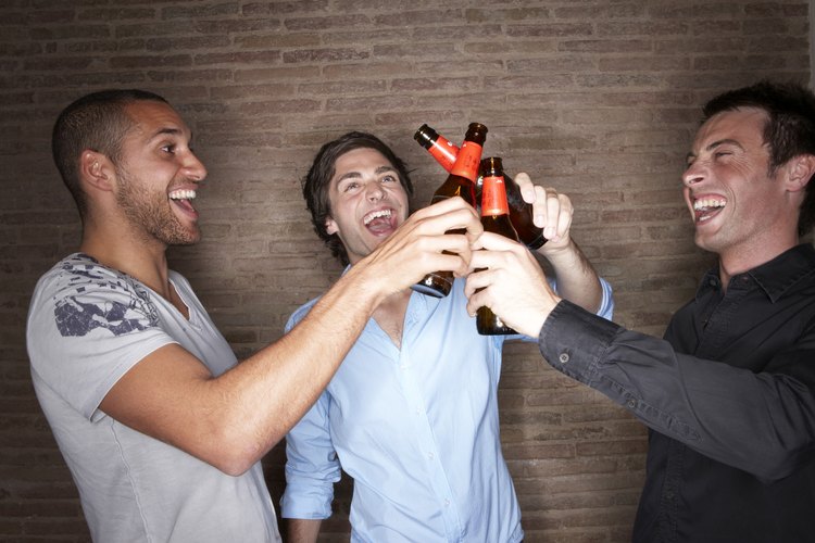 Si tu novio pasa más tiempo con sus amigos, esto puede ser una mala señal.