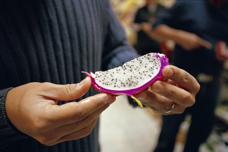 La piel brillante de la fruta de dragón con muchas semillas en la pulpa hacen que sea distintiva.