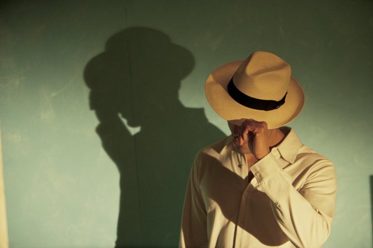 Algunas tendencias de los años 20, como el sombrero, se ven a menudo en la moda moderna.