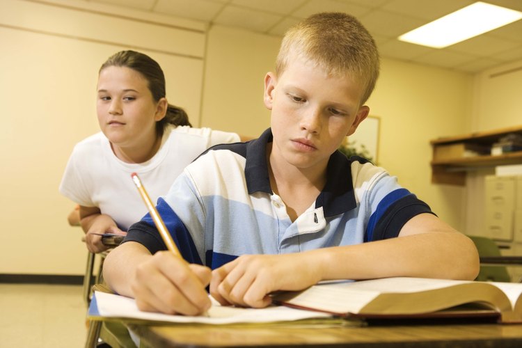 Copiarse en un examen es una dilema moral común para niños.