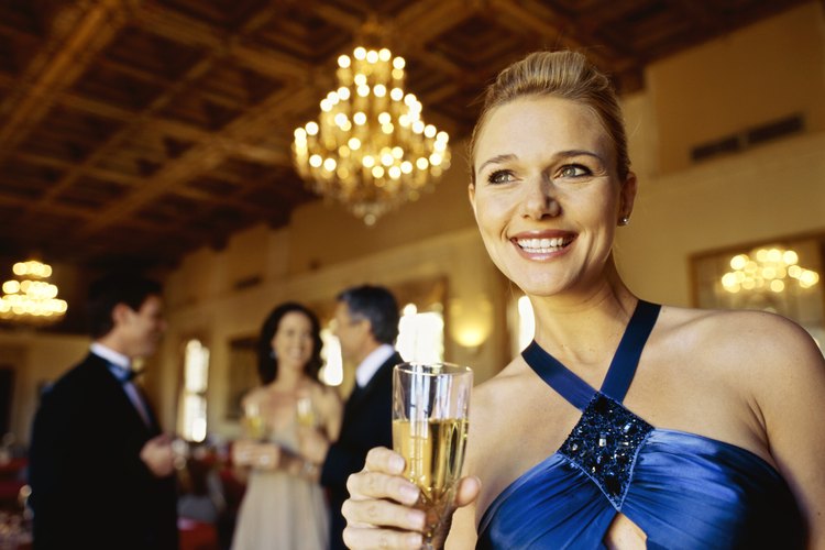 Las galas formales requieren atuendos elegantes.