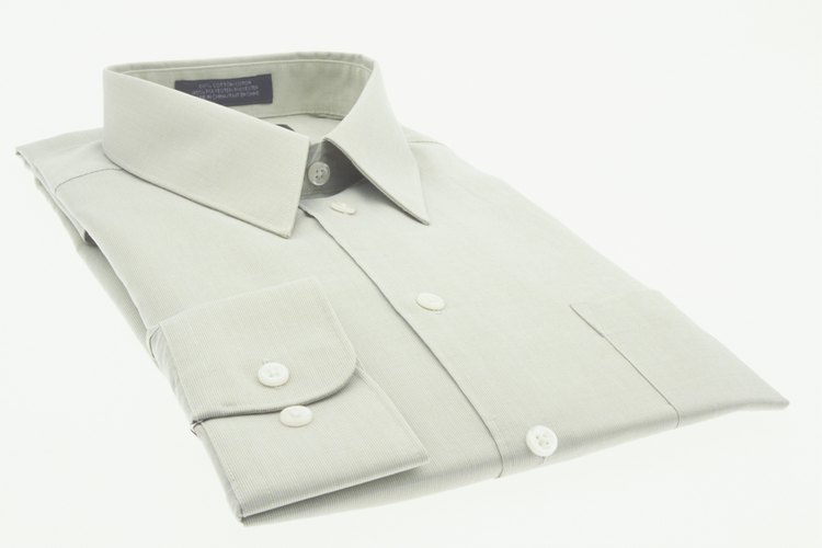 Almidona el cuello de tu camisa para mejorar tu imagen.