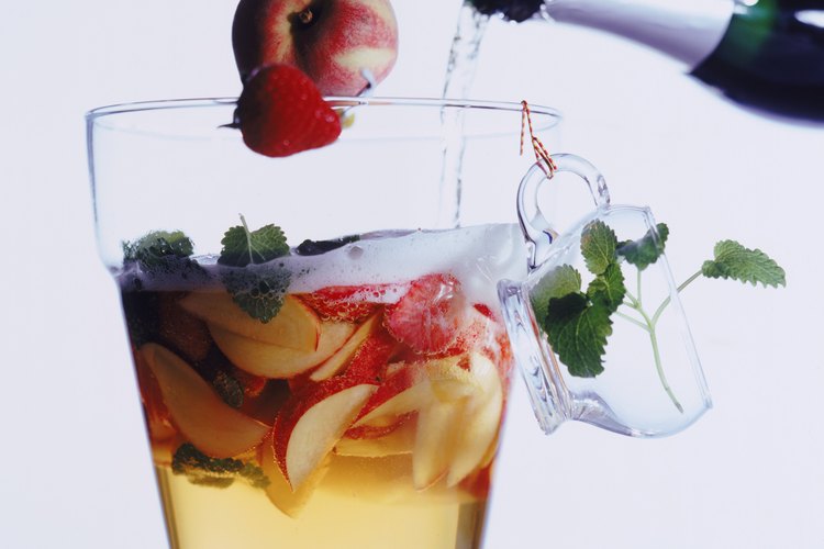 El jugo de fruta y el 7-Up crean un ponche sabroso y sencillo.