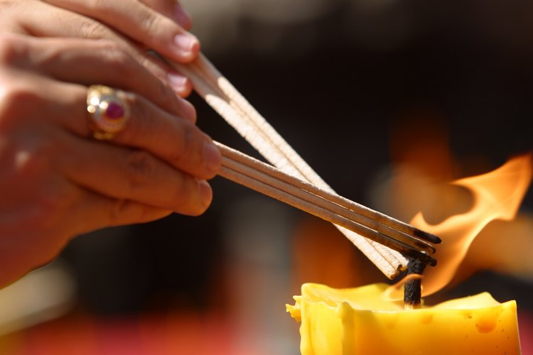 El aceite esencial es agregado a la cera caliente.