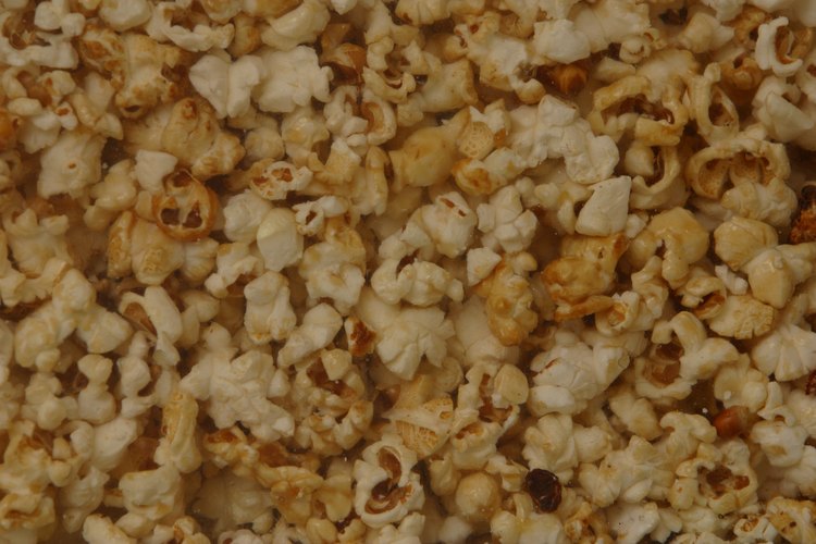 Sirve típicos bocadillos de películas como palomitas de maíz, dulces y refrescos, así como las opciones más saludables como barras de granola y jugos de frutas.