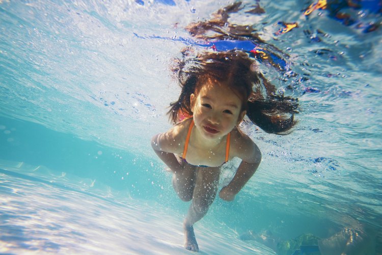 Ser capaz de sumergirse y estar cómodo en el agua es una etapa importante de la natación.