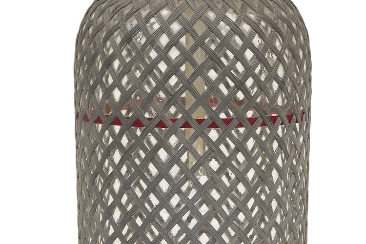 El concepto de dispensación de líquidos a través de una botella se introdujo en Francia en la década de 1790.