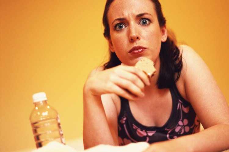 Las barras energéticas son geniales para comer al paso. Pero si te quieres asegurar de obtener la nutrición que necesitas, prepararlas tú misma.