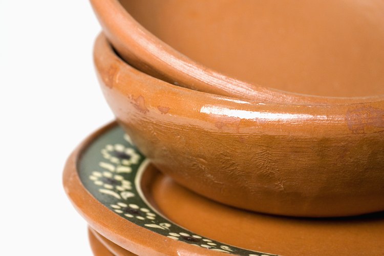 Muchos trastes de cerámica tienen diseños vibrantes de las culturas mediterraneas.