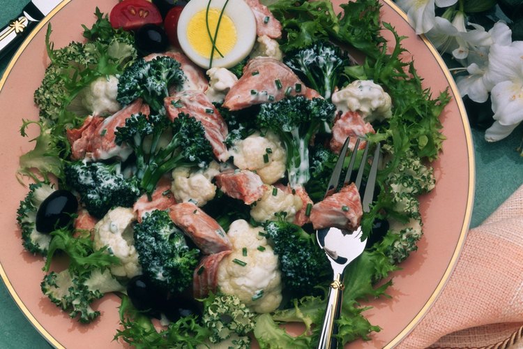 Agrega salmón a tus ensaladas para una comida saludable.