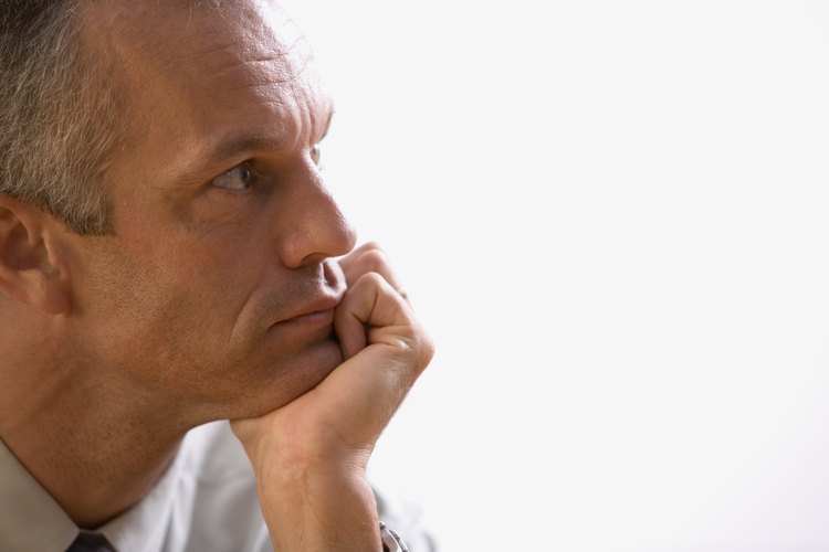 Cumplir los 50 hace que un hombre se cuestione su lugar en la vida.