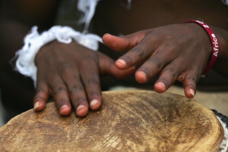Los tambores africanos a menudo se usan en ceremonias.