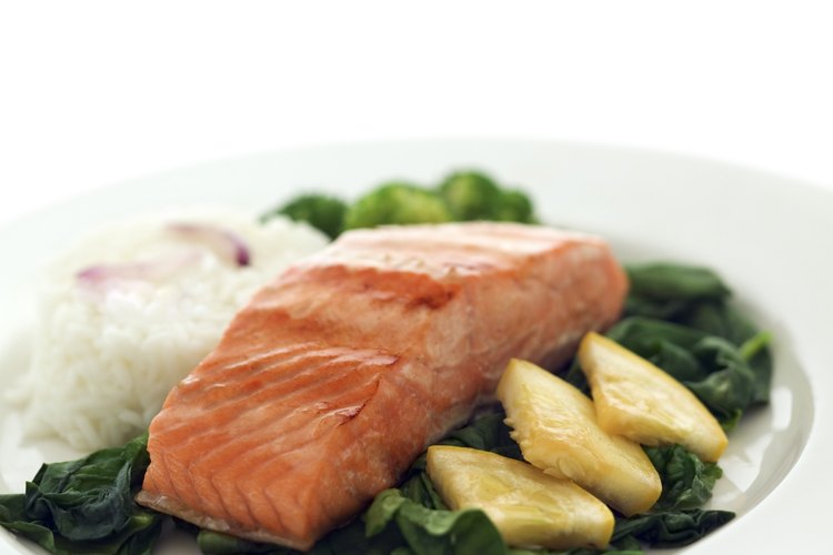 Elige filetes de salmón para asar en vez de todo el salmón.