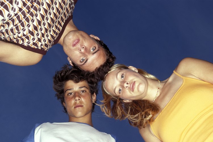 Los adolescentes experimentan fuertes emociones y cambios físicos.