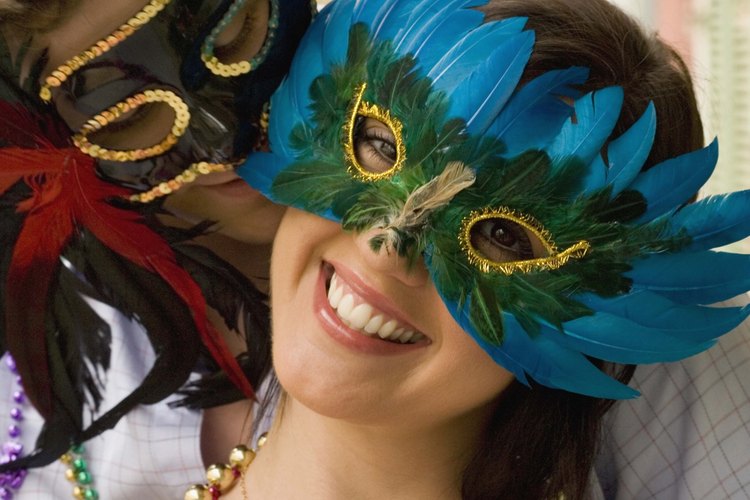 Los personajes de carnaval cobran vida con máscaras y disfraces.