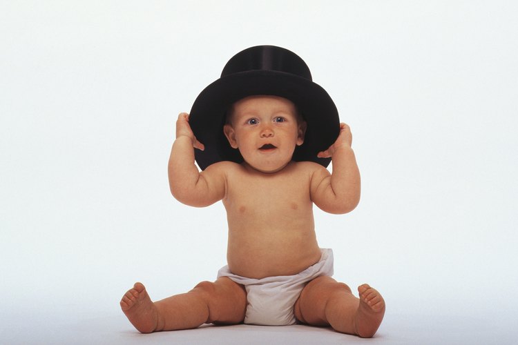 Haz un sombrero de Mickey para que los niños lo usen para jugar a ser Mickey o para una fiesta.