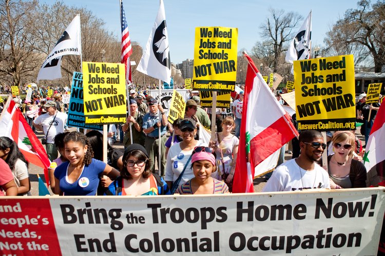 Los adultos jóvenes protestando contra la guerra.