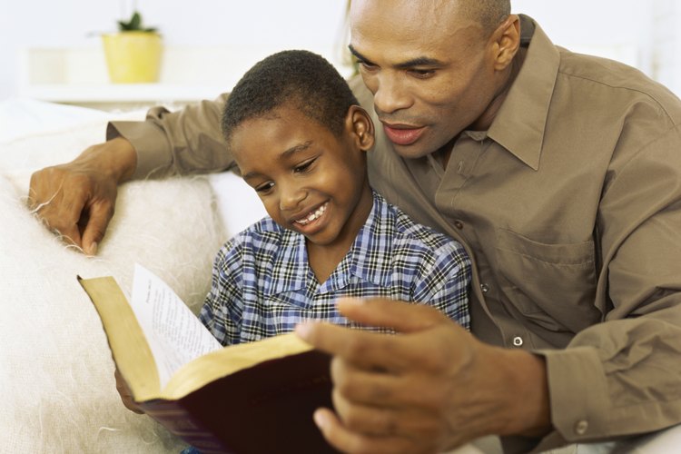 Los devocionales les enseñan a tus hijos buenos hábitos para estudiar la Biblia.