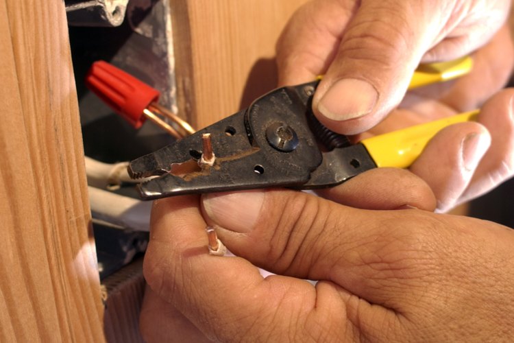 Los electricistas instalan, mantienen y reparan sistemas eléctricos y cablean edificios comerciales y residenciales.