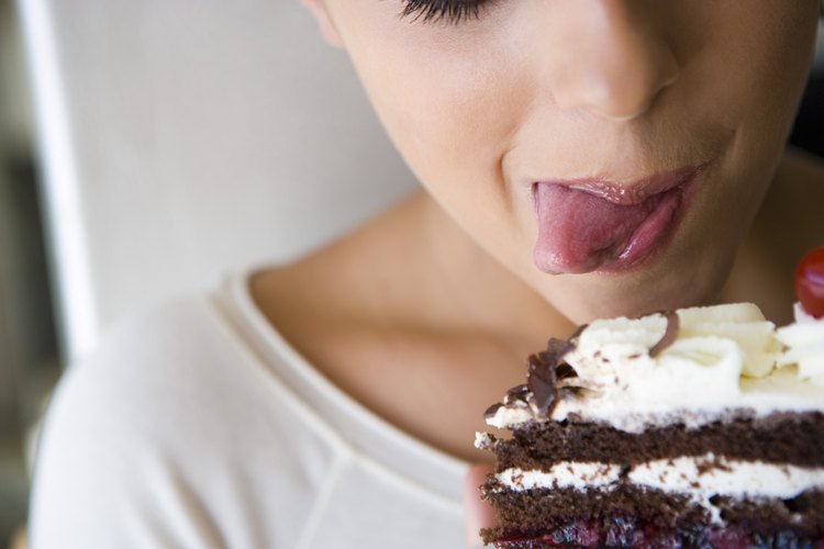 Puedes usar una mezcla de torta blanca en caja para hacer postres elegantes.