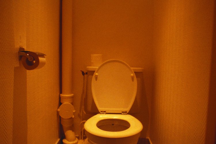 La mayoría de asientos de inodoros están hechos de plástico blanco natural.